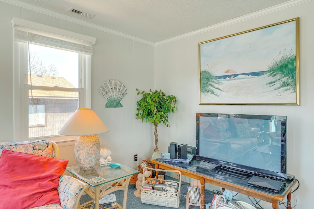 1 Mi to Avalon Pier: Charming Coastal Cottage!