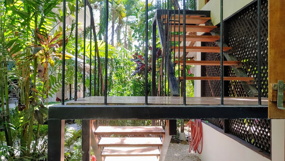 Colibri Surf House & Flats