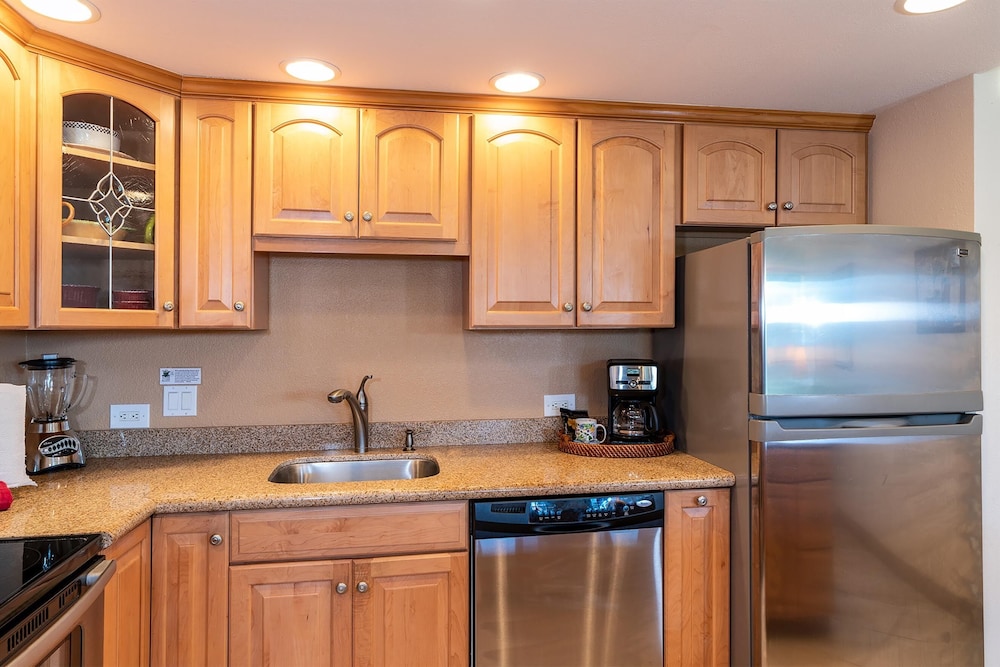 Kamaole Sands 2-204 - Dramatic Ocean and Courtyard Views, 1bd / 2ba, AC, Wi-fi