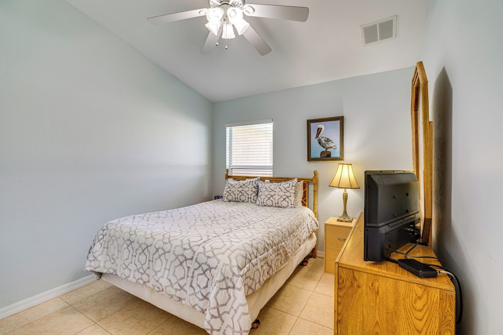 4 Mi to Beaches: Fort Myers Escape w/ Patio