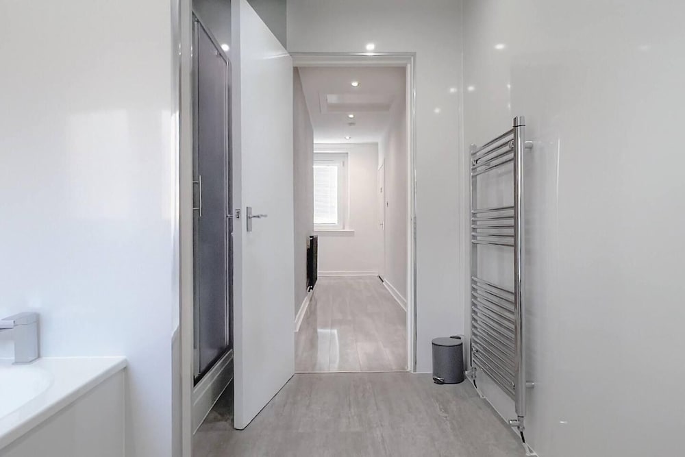 Stunning Luxury Apartment Near Motherwell view 2