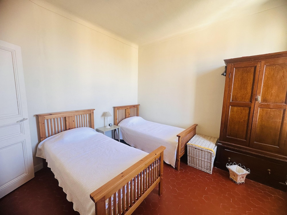 Charming 2 Bed Apartment With Balcony Located in Cannes Old Town Easy Walk to the Palais and Beaches - 120