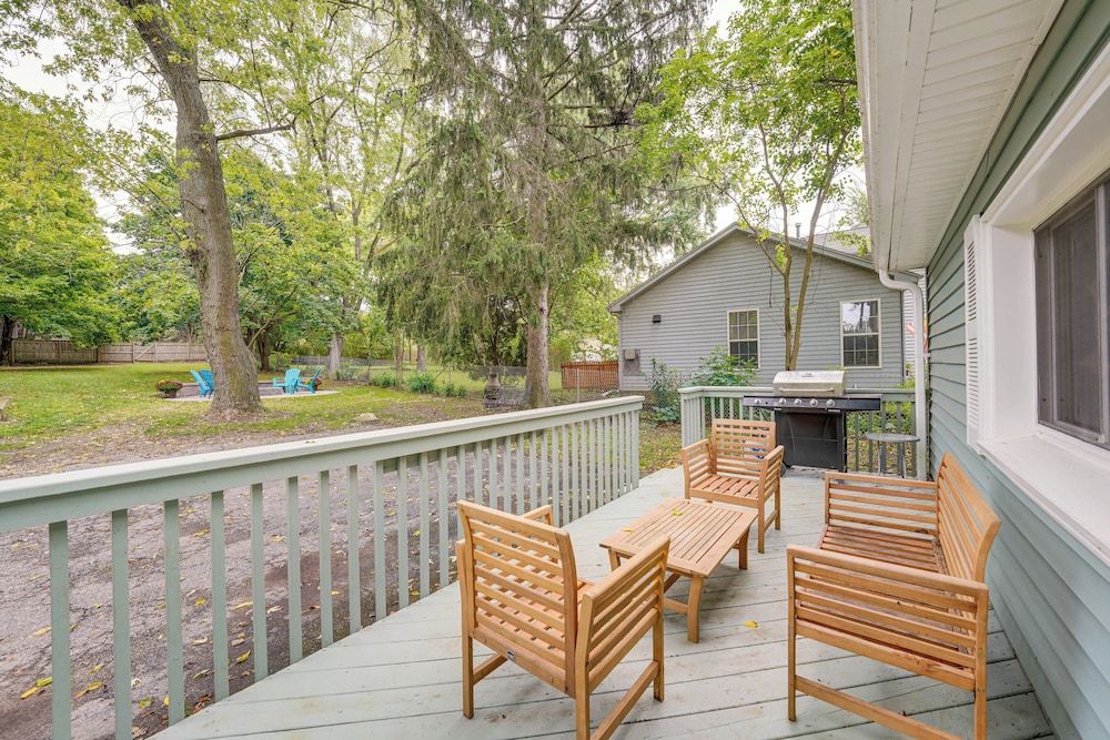 Fire Pit & Grill: Family Home on Fox River Trail!