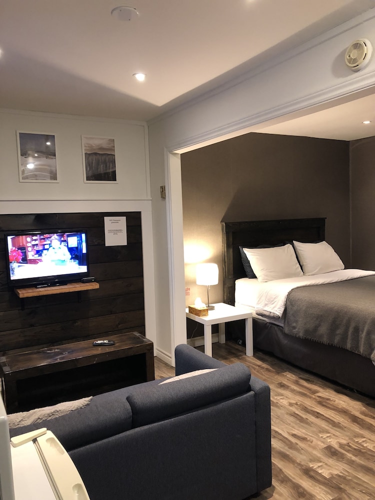 Greenside motel