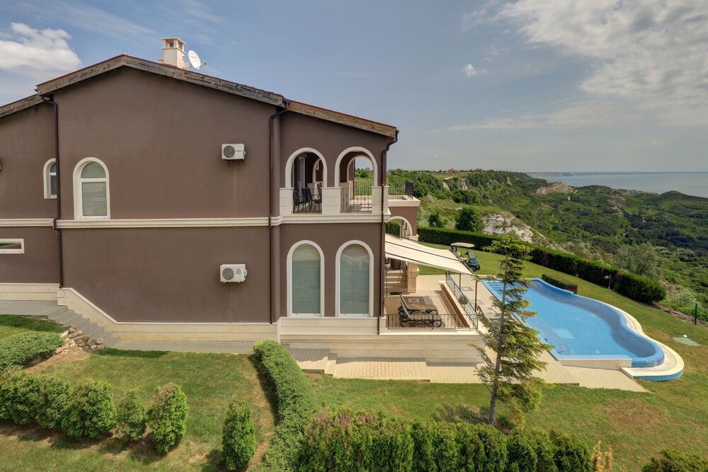 Lighthouse Luxe Estate Apart & Villas