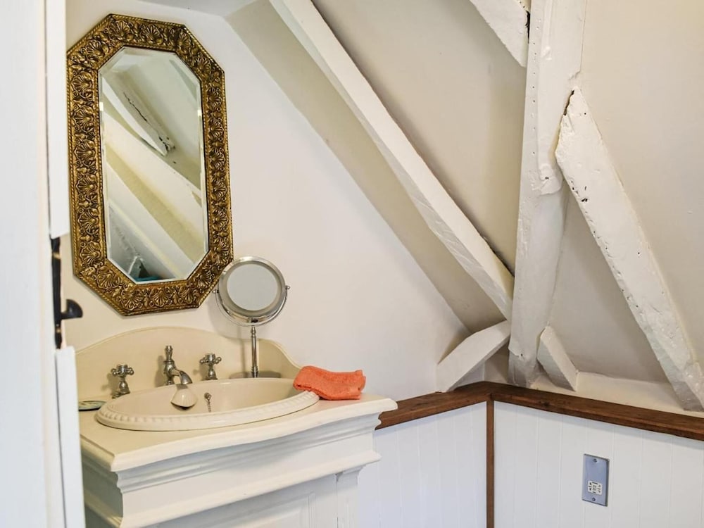 Local Pubs, Walking Routes, Cottage w Parking