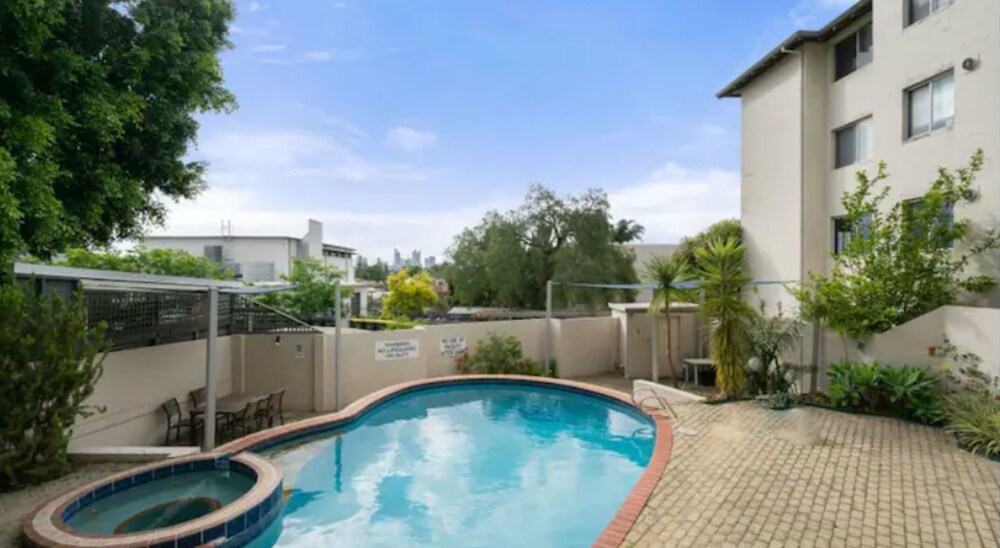 Bright 2 Bedroom Apartment Near Optus Stadium view 3