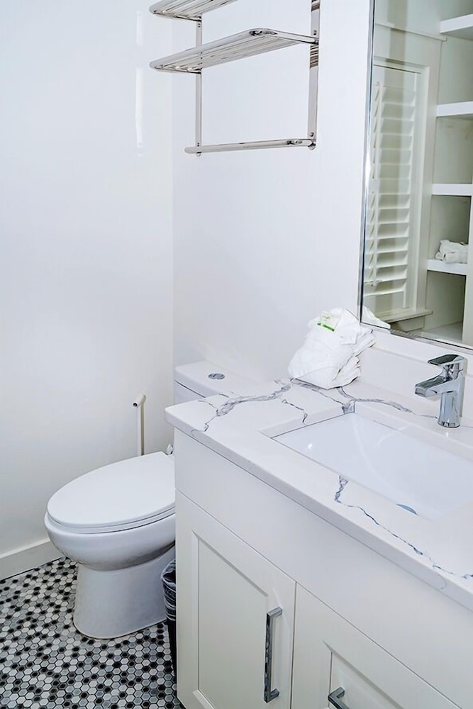 1277 Laurel Grove 3 Bedroom Home by RedAwning view 3