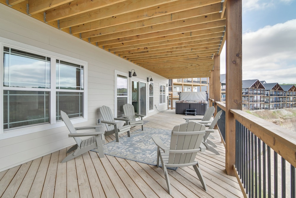 Table Rock Lake View & Games Galore: Family Lodge