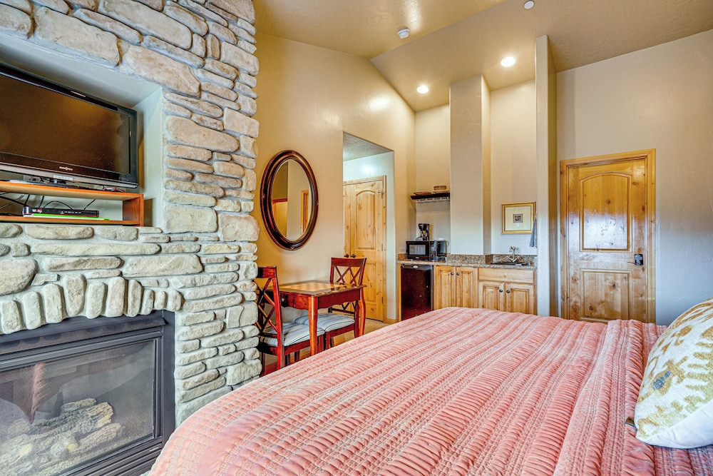 Hot Tub & Mtn-view Deck: Townhome in Eden