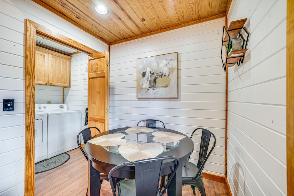 Broken Bow Cabin w/ Hot Tub ~ 5 Mi to State Park! view 2