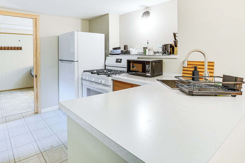 Pet-friendly Abode, 2 Mi to Dtwn Evanston!