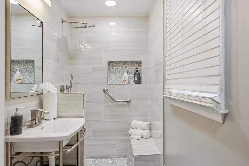 Stylish Hot Tub Retreat With Ping Pong 3 Bedroom Home