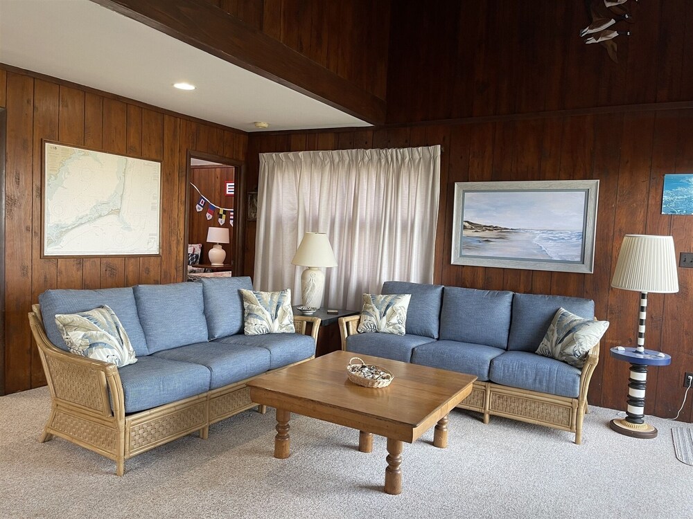 Will's Hideaway 3 Bedroom Cottage by RedAwning