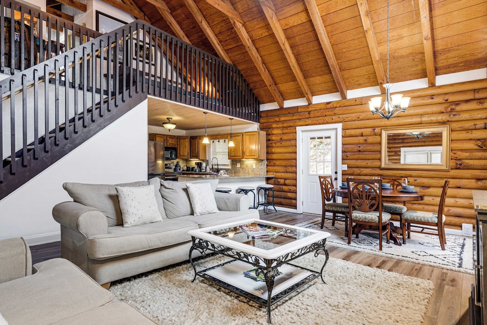 Artful Craftsman Hot Tub, Firepit, and Pond Gatlinburg + National Parks