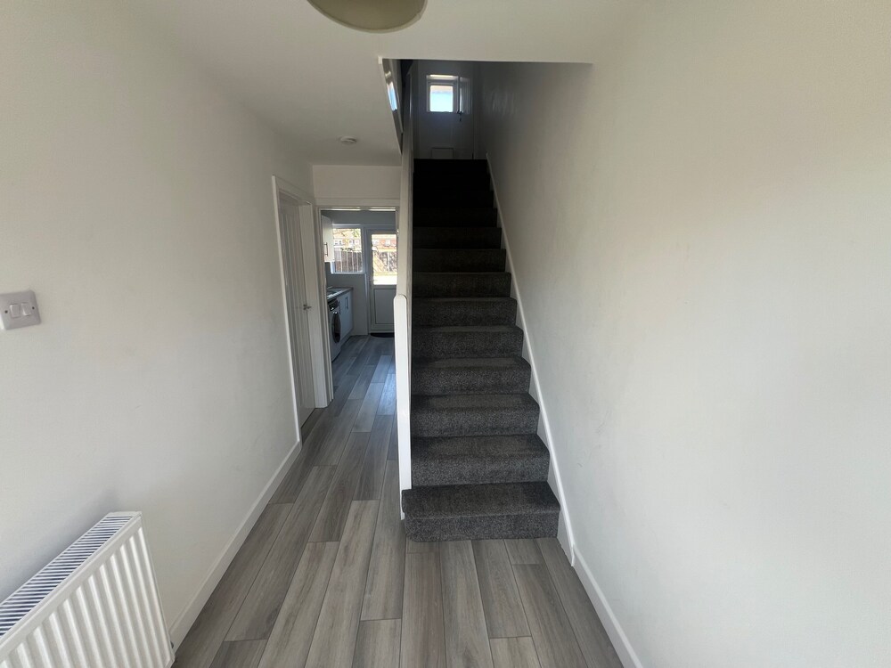 3 Bedroom House - Sleeps 6 & Free Parking
