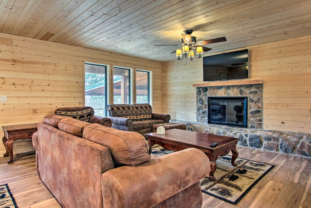 Gatlinburg Cabin: Hot Tub, Deck, Games