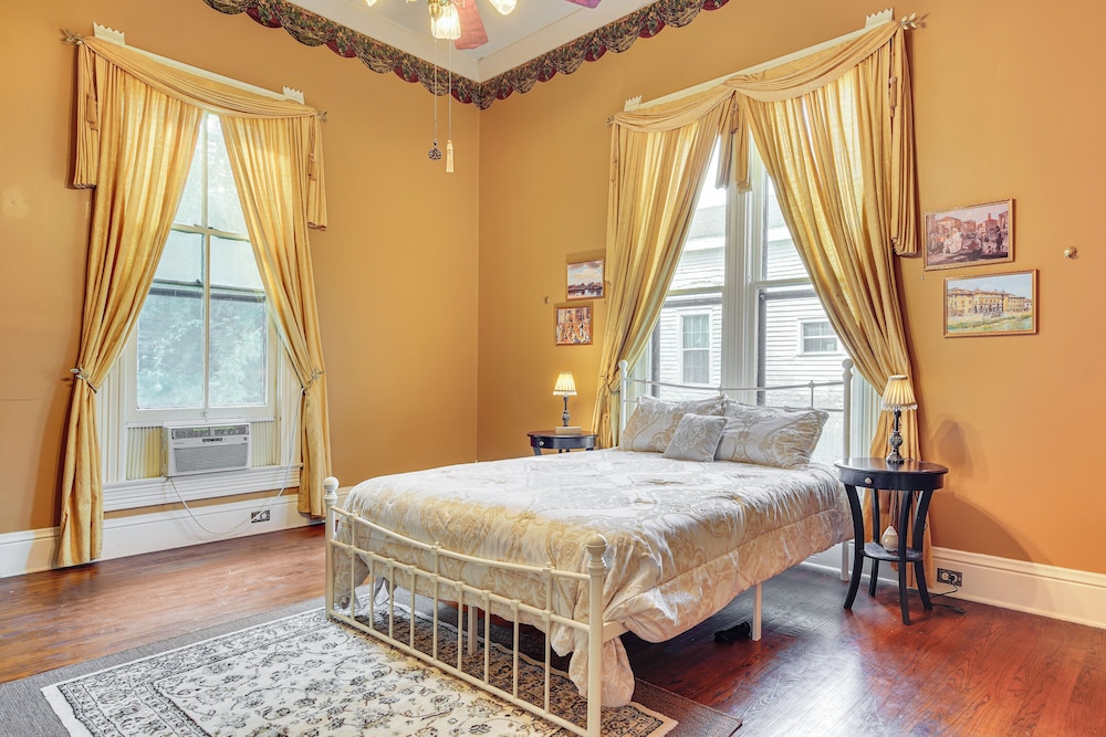 Historic Home w/ Wraparound Porch: Walkable Area!