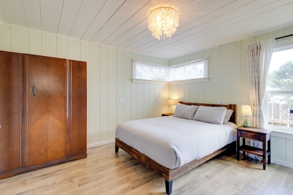 Walk to Shore: Rockaway Beach Retreat w/ Hot Tub!
