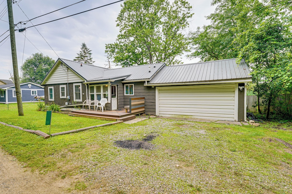 Walk to Cranberry Lake: Quaint Family Cottage