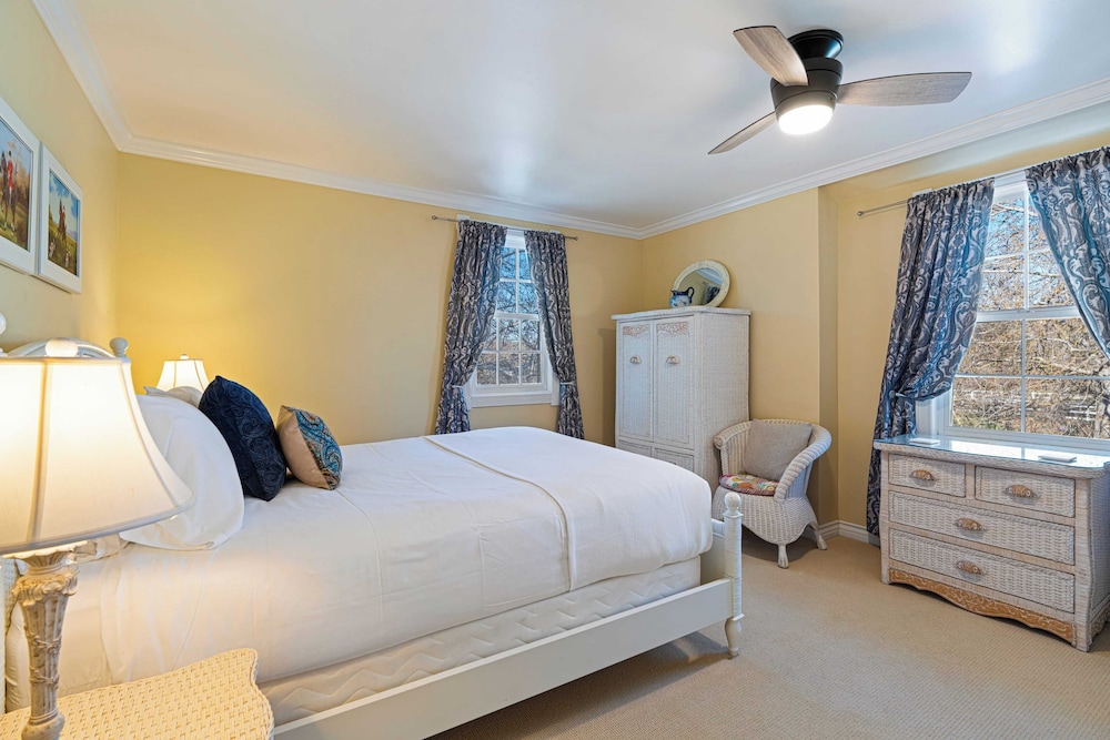 Victorian Manor In Paso Robles Wine Country + Pool, Hot Tub, Firepit, Tennis Court Sleeps 28