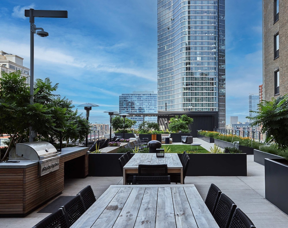 High-rise 65 Fl Apt w Lux Amenities Lake Views