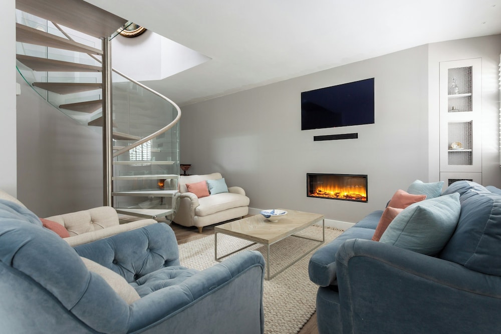 Bathurst Mews II by Onefinestay