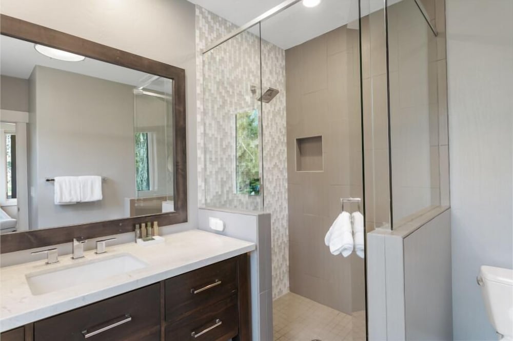 2540 Queen Esther Dr - 5 Bedroom Home with Spa 5 Home