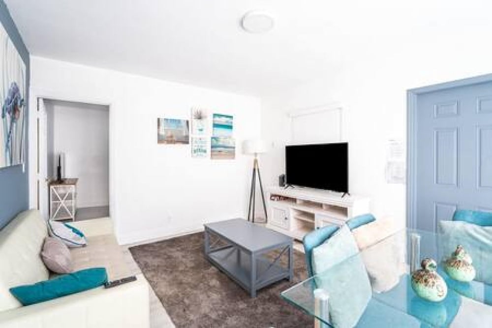 Spacious 2-bd Flat in Hollywood FL Free Parking view 2