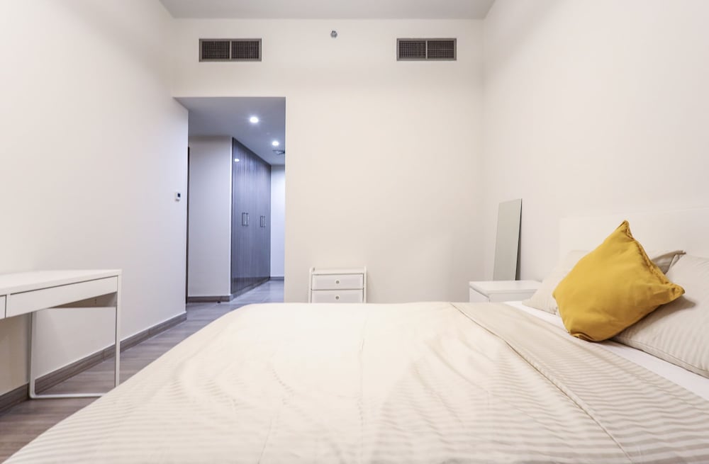 Elite LUX Holiday Homes - Stunning Lake View 1bhk Retreat in JLT Dubai