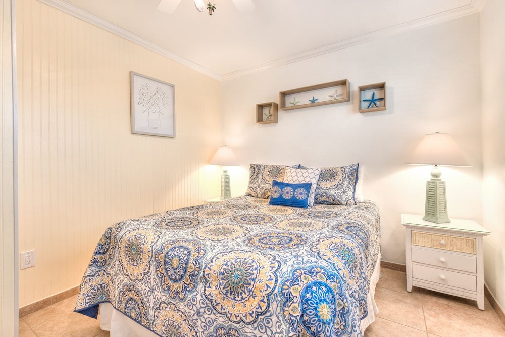 Tropic Terrace #51 - Beachfront Rental 1 Bedroom Condo by Redawning view 5