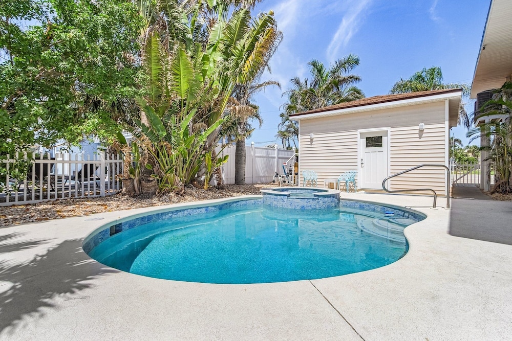 21591/3 Waterfront Duplex With Pool And Spa - Manor 4 Bedroom Home