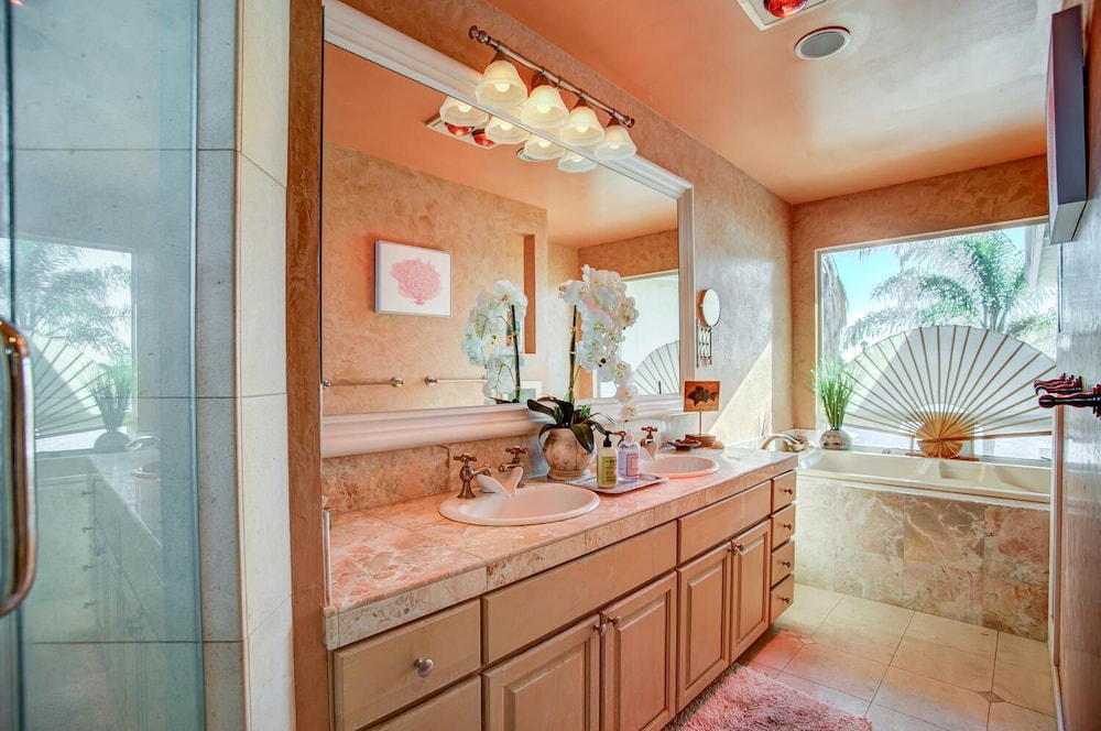 4 Br Waterfront , Private Beach 4 Bedroom Home by RedAwning