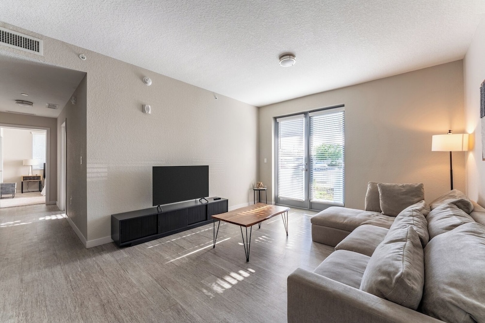 Daytona 2BR Getaway Parking Family & Pet-friendly