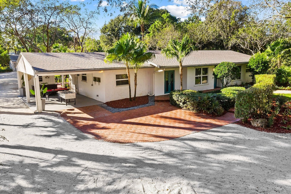 Spacious 8BR w/ Guesthouse + Pool & Tons of Games — exterior view, Davie, US