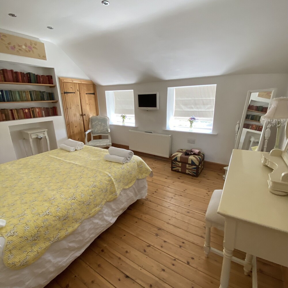 French Themed 2-bed Cottage on the Norfolk Wash view 5