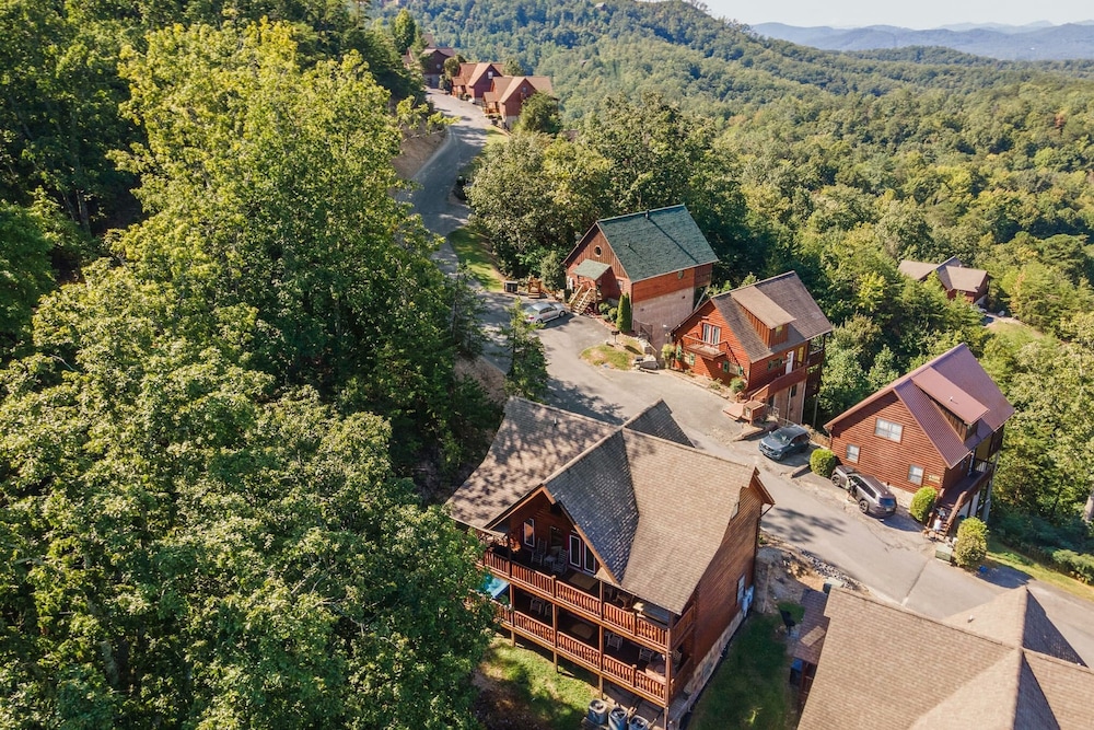 Bears Den Way Resort Cabin w Games Hot Tub View Mins From Dollywood