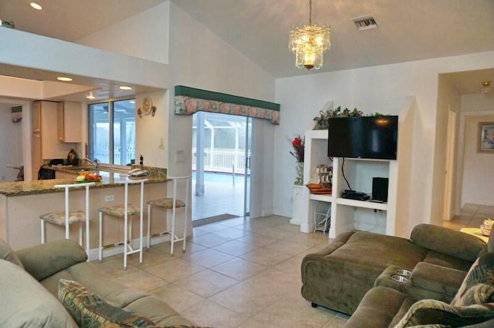 SHEN1124 3 Bedroom Holiday Home by Marco Naples Vacation Homes