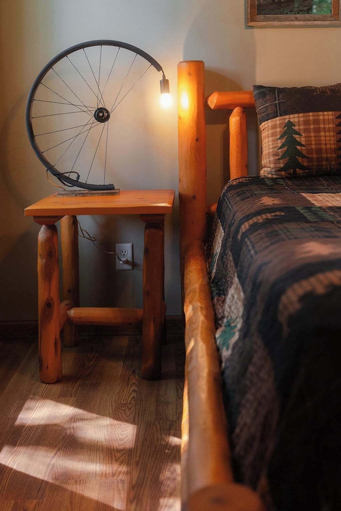 Cheerful Two Bdrm Cabin With Hot Tub & Pet Friendly