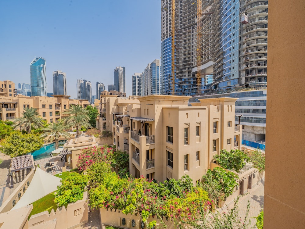 Colorful Apartment near Dubai Mall with Balcony