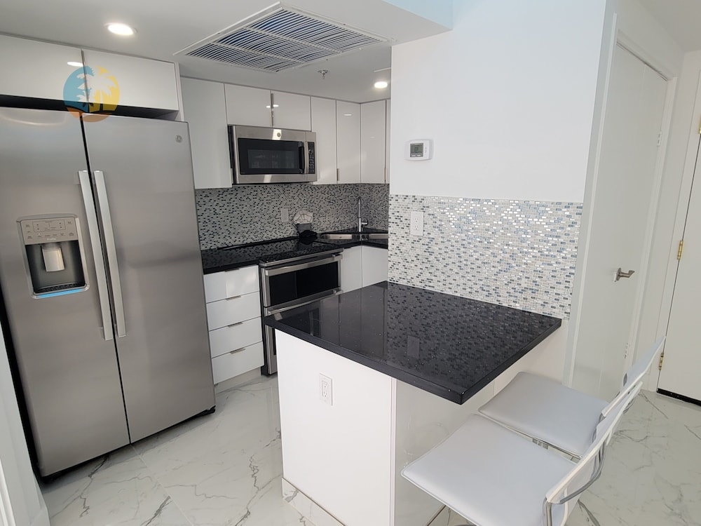 Alexander 1115 3 Bedroom Apts