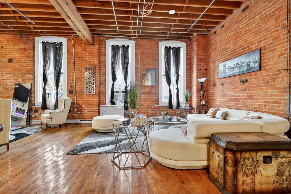 Huge 'man Cave' 2 Mins From Downtown Detroit 1 Bedroom Apts