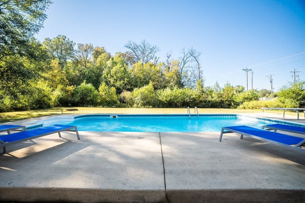 Pool Oasis w King Bed Firepit