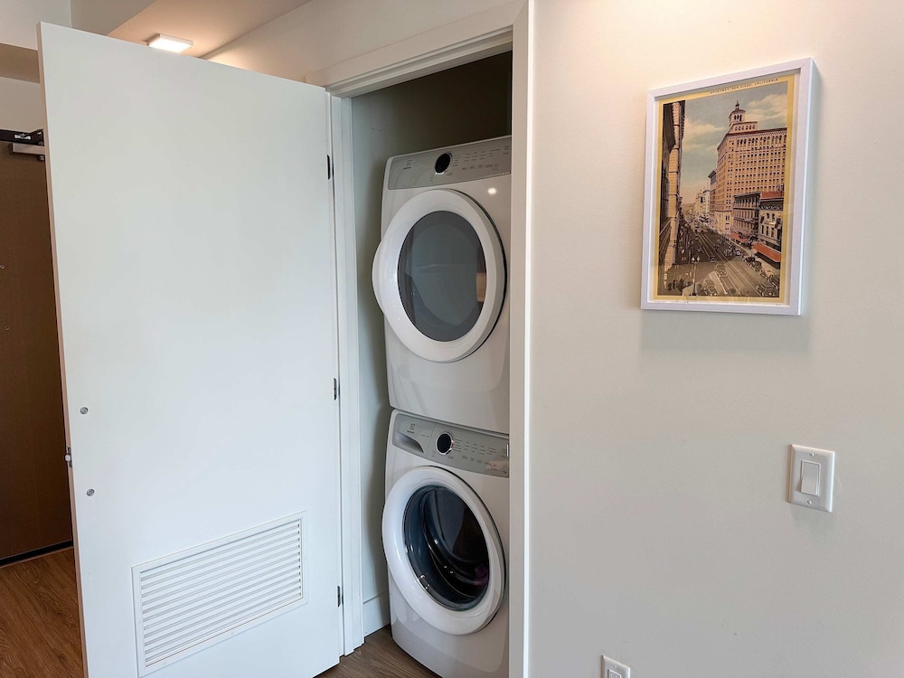 NEW Upscale Downtown San Diego Stay Queen Bed Pool Sauna