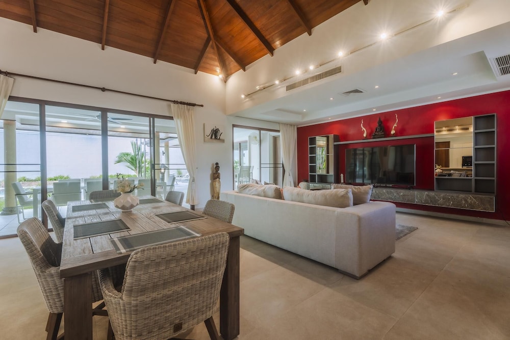 Luxury 3BR Villa 5 Private Pool, Gym & Jacuzzi