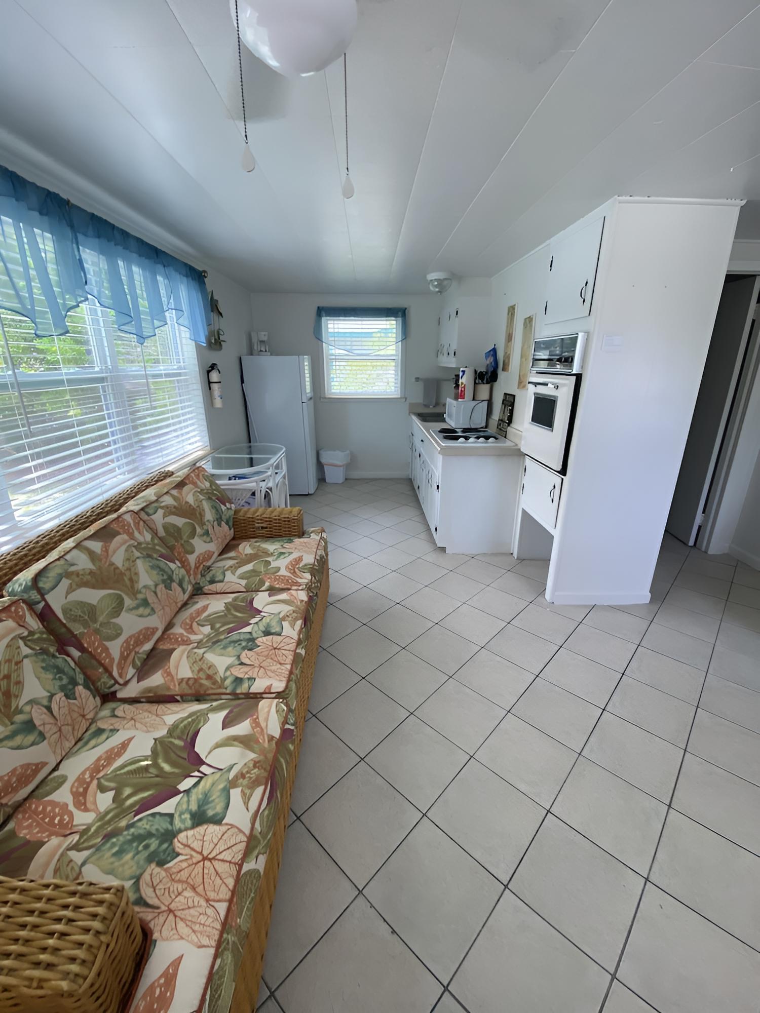 Tropical Winds Motel & Cottages