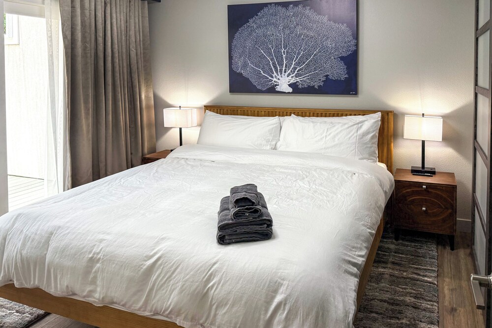 2 Blocks to Beach Park: Cozy Seattle Townhome
