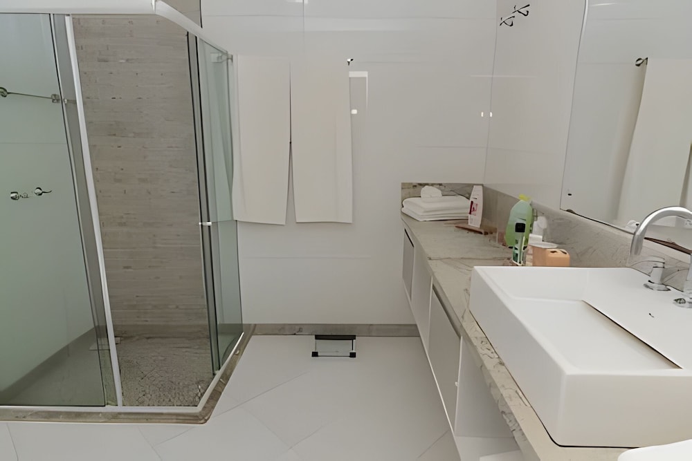 Casa com piscina 5 suites 1 quarto e AC