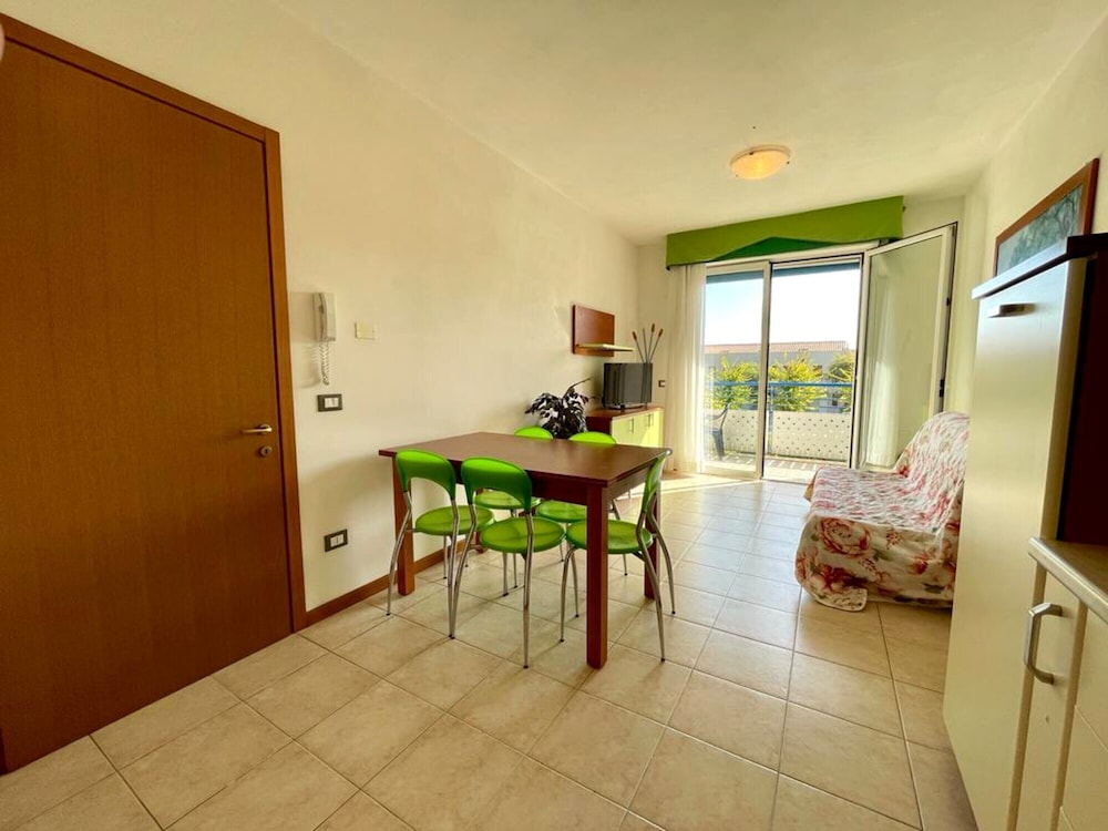 Bright Flat in a Residence With Common Pools