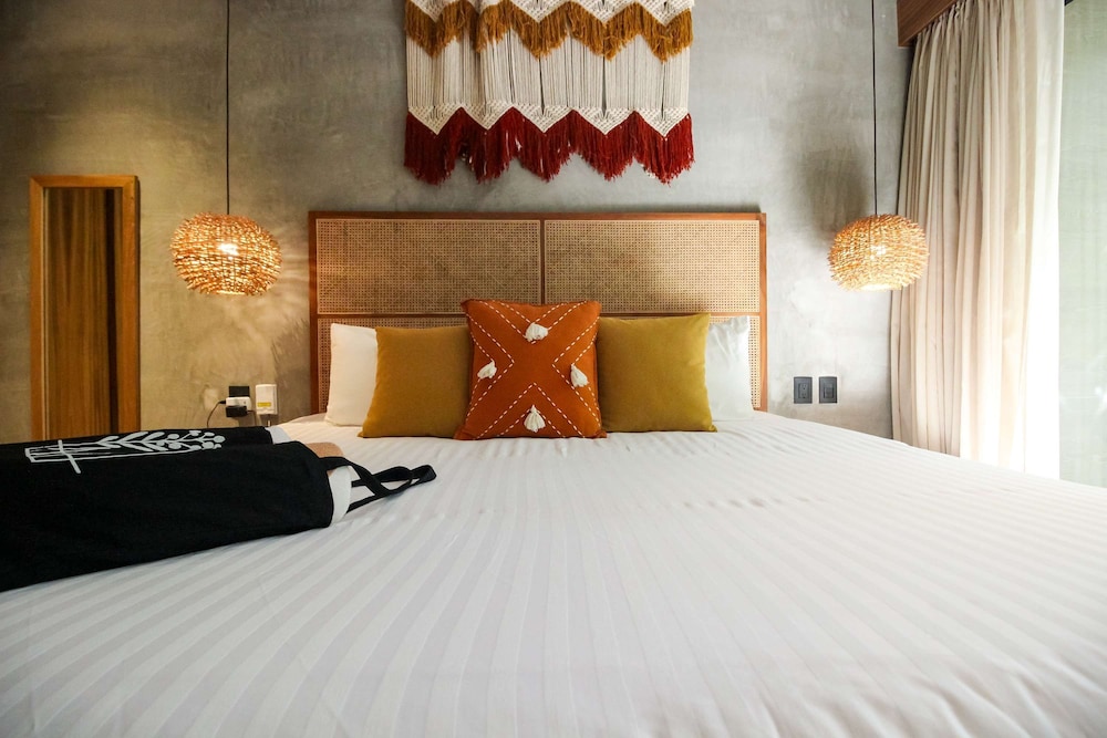 Couple s Retreat in Prime Location Rooftop Pool